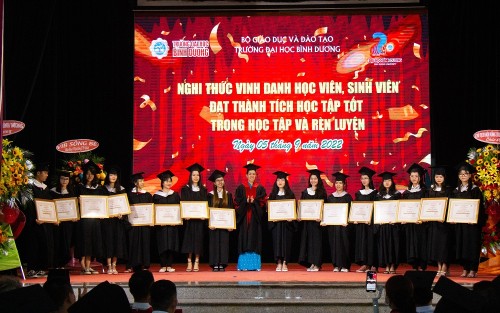 Trường Đại học Bình Dương trao bằng tốt nghiệp các hệ đào tạo