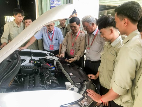 Sinh viên Khoa CNKT ô tô học thực hành với máy chẩn đoán đa năng OTOFIX D1