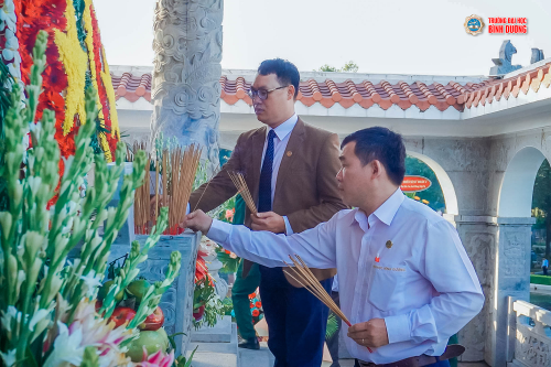 Dâng hoa, dâng hương tưởng nhớ các anh hùng liệt sĩ