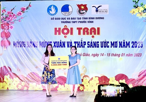 Trao tặng học bổng "Thắp sáng ước mơ"