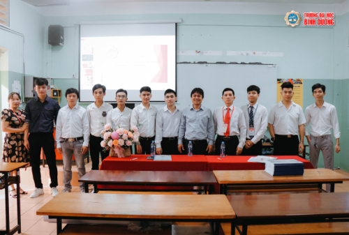 Sinh viên ngành Điện – Điện tử báo cáo đồ án tốt nghiệp