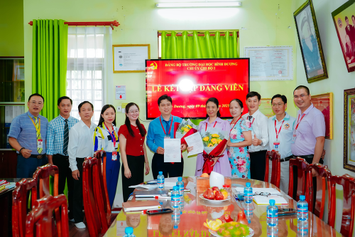 Chi bộ 1 Trường Đại học Bình Dương tổ chức kết nạp Đảng viên mới