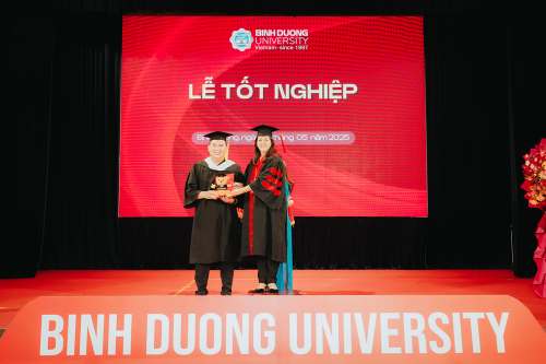 Trường Đại học Bình Dương trao bằng tốt nghiệp cho hơn 200 học viên, sinh viên