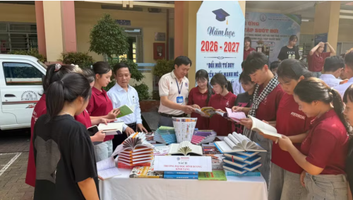 Tủ sách mở cửa tri thức cho học sinh vùng khó khăn