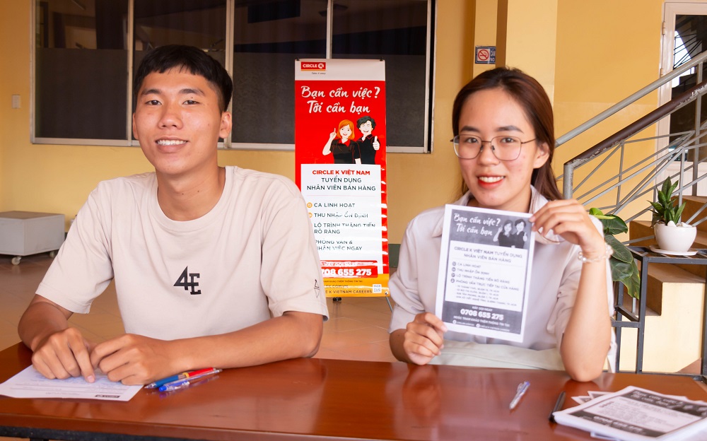 sinh vien hao huc tham gia phong van 8