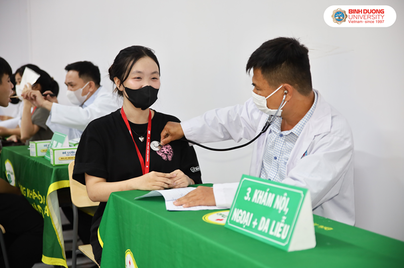 sinh vien kham suc khoe 1