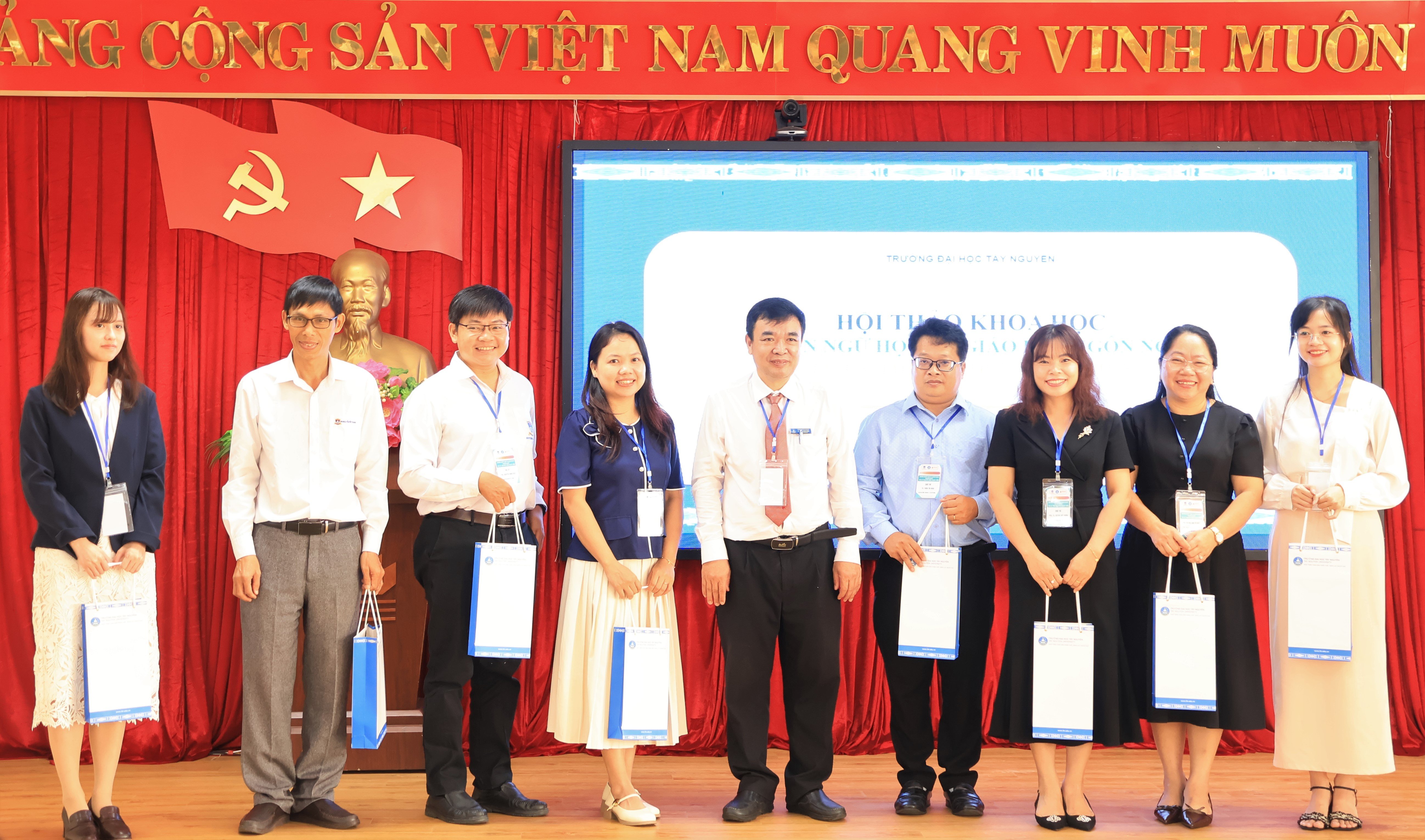 PGS.TS. Lê Đức Niêm - Phó Hiệu trưởng Trường Đại học Tây Nguyên, Trưởng ban Tổ chức trao quà lưu niệm cho 14 thành viên của Trường Đại học Bình Dương và Trường Đại học Nguyễn Tất Thành