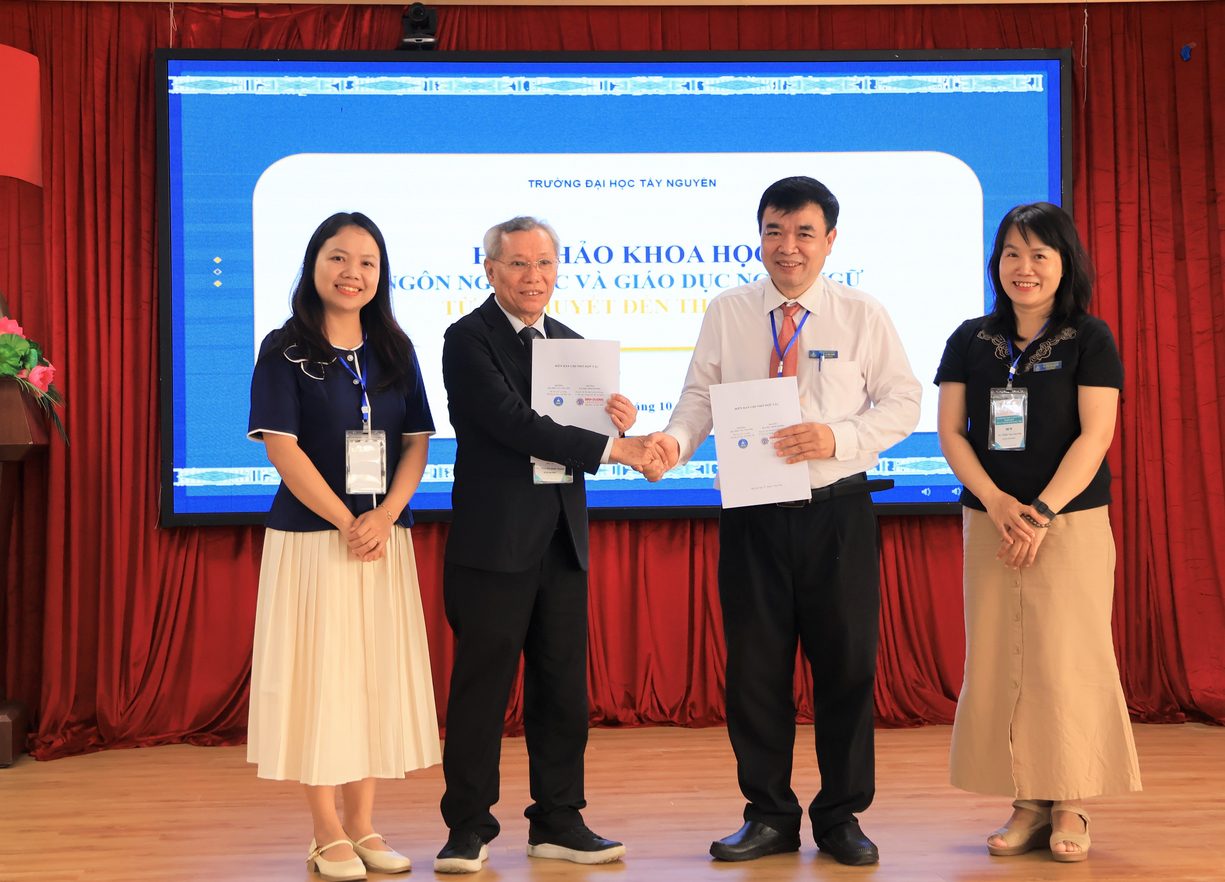 ThS. Vũ Thị Thương Thương – Phó trưởng khoa thường trực Khoa Ngoại ngữ và TS. Nguyễn Minh Trang – Giám đốc học thuật Khoa Ngoại ngữ, Trường Đại học Bình Dương trao MOU và quà cho đại diện Ban giám hiệu và Lãnh đạo khoa Ngoại ngữ - Trường Đại học Tây Nguyên