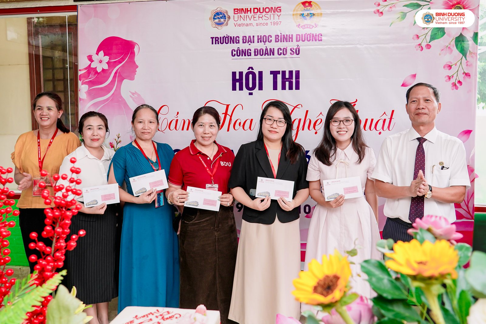 Hội thi Cắm hoa nghệ thuật chào mừng ngày Phụ nữ Việt Nam 20/10 tại Trường Đại học Bình Dương.