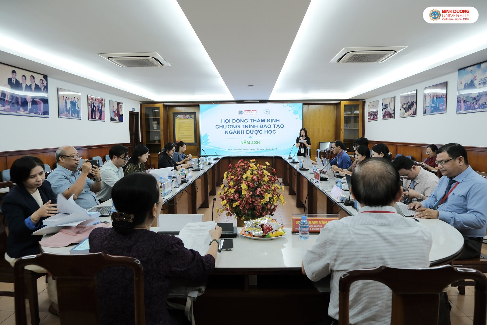 Quang cảnh phiên họp Hội đồng thẩm định Chương trình đào tạo trình độ đại học ngành Dược học năm 2026.