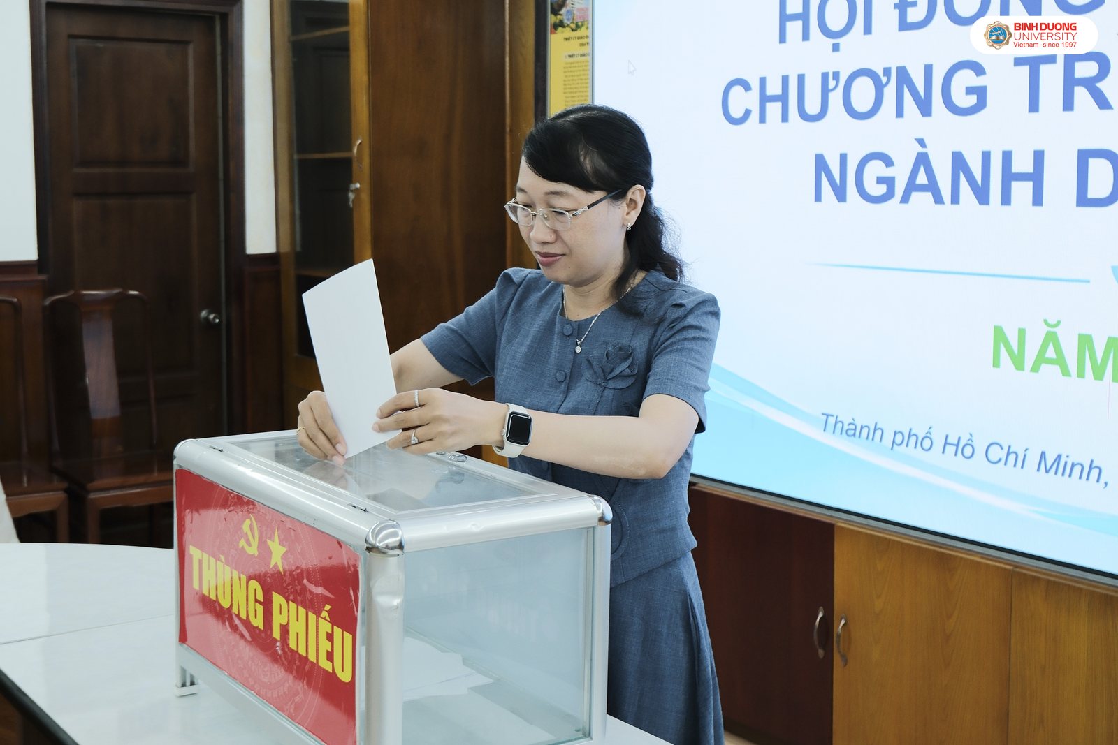 Thành viên Hội đồng bỏ phiếu đánh giá chương trình đào tạo.