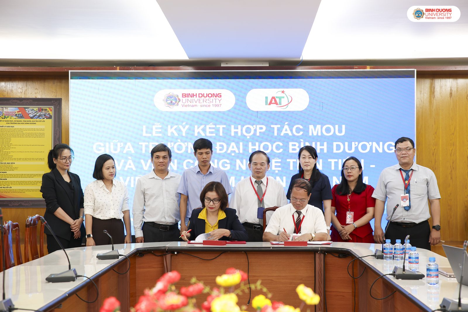 PGS.TS. NGƯT Lê Văn Cường và PGS.TS. Hoàng Thị Kim Dung ký kết thỏa thuận hợp tác.