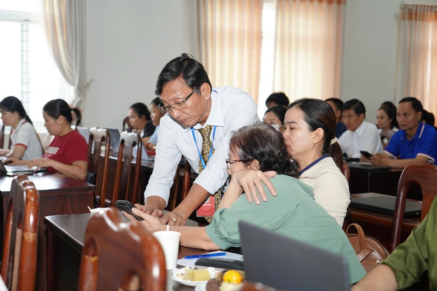 Giảng viên hướng dẫn học viên thực hành