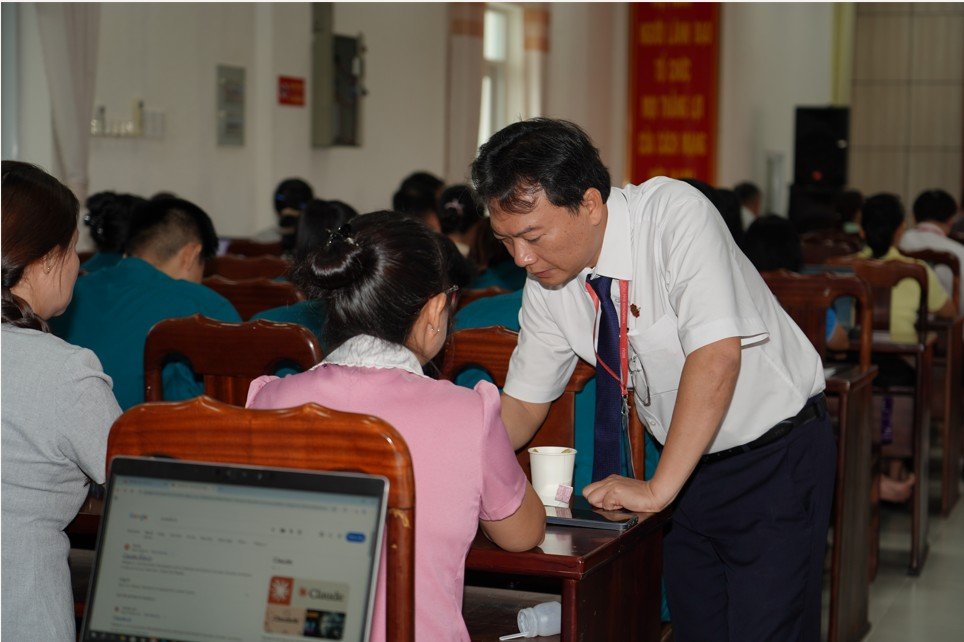 Giảng viên hướng dẫn học viên thực hành